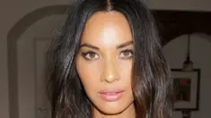 Warna rambut cokelat tua dengan highlight karamel halus, sempurna untuk membingkai wajah. Terbaik untuk Anda yang memiliki kulit zaitun, yang akan membantu mencerahkan dan menetralkan nada hijau dan dingin di kulit. (@oliviamunn)