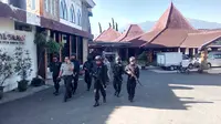 Kepolisian bersenjata lengkap berjaga di depan rumah dinas Wali Kota Batu di Jalan Panglima Sudirman Kota Batu, Jawa Timur. (Liputan6.com/Zainul Arifin)