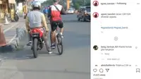 Tangan Lepas Setang, Pesepeda Ini Tabrak Motor di Pinggir Jalan (Instagram @agoez_bandz4)