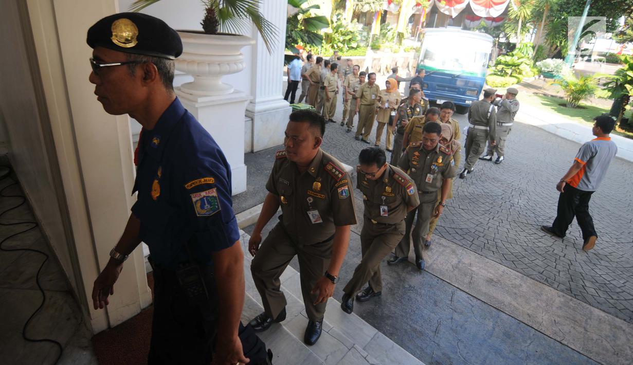 Ratusan pegawai negeri sipil (PNS) Pemerintahan Kota DKI Jakarta antre untuk halal bihalal dengan Gubernur DKI Jakarta Djarot Saiful Hidayat di Balaikota Jakarta, Senin (3/7). (Liputan6.com/Gempur M Surya)