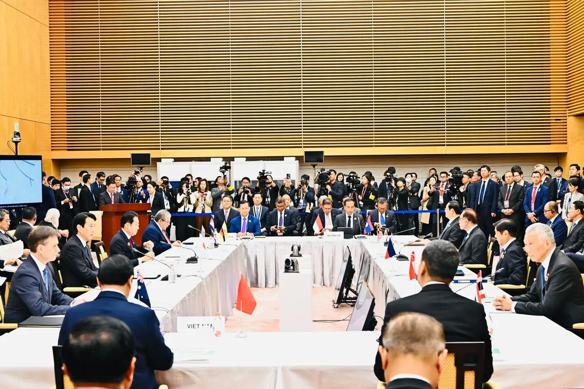 Presiden Jokowi saat menyampaikan pandangannya pada Konferensi Tingkat Tinggi (KTT AZEC) di Main Hall Kantor PM Jepang, Tokyo, Senin, (18/12/2023).