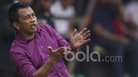 Pelatih Mitra Kukar, Jafri Sastra, memberikan instruksi saat melawan Persija pada laga Liga 1 2017 di Stadion Patriot, Bekasi, Minggu (15/5/2017). Kedua tim bermain imbang 1-1. (Bola.com/Vitalis Yogi Trisna)
