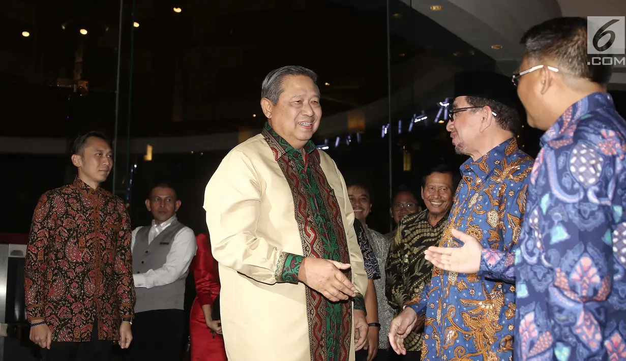 Ketua Umum Partai Demokrat Susilo Bambang Yudhoyono bersalaman dengan  Presiden PKS Sohibul Iman dan Ketua Majelis Syuro PKS Salim Segaf Al-Jufri jelang pertemuan tertutup di Gran Melia, Jakarta, Senin (30/7). (Liputan6.com/Herman Zakharia)