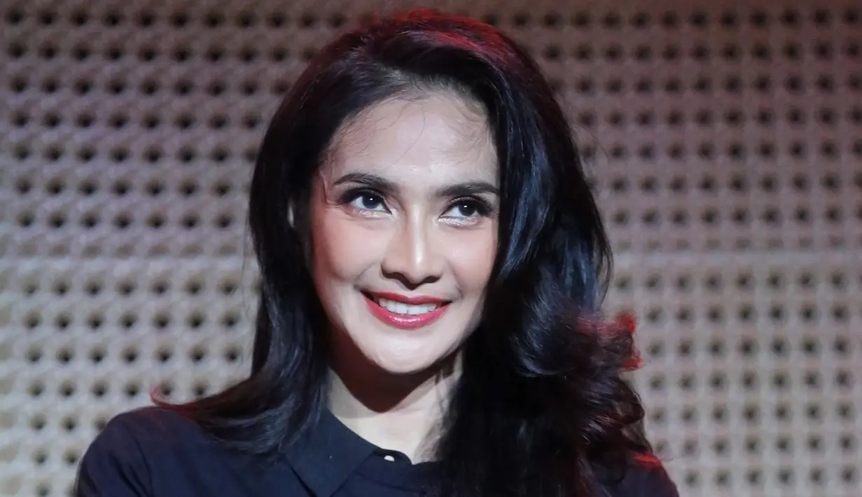 Maudy Koesnaedi selaku produser dan konseptor dalam pertunjukan Janji Soekma memiliki makna mendalam bagi dirinya.  “Pertunjukan ini memiliki makna mendalam bagi saya secara pribadi,” ujar Maudy. [Foto: Bambang E Ros/Fimela.com]