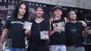 Grup band Slank memperlihatkan album terbaru mereka bertajuk "Palalopeyank"Jakarta, Selasa (7/2). Pada album baru tersebut berisikan 12 lagu diantaranya NgeRock, Terlalu Pahit, Rock n' roll Terus dan Palalopeyank.(Liputan6.com/Herman Zakharia)