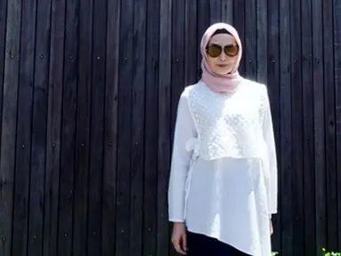 Istri Arie Untung, Fenita Arie berpose dengan mengenakan hijab dengan dengan baju putih dan aksesori kacamata. Fenita memutuskan berhijab sejak awal tahun 2018. (Instagram/fenitarie)