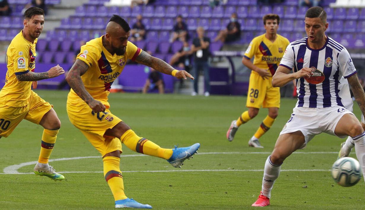Pemain Barcelona, Arturo Vidal, mencetak gol ke gawang Real Valladolid pada laga La Liga di Stadion Jose Zorrilla, Sabtu (11/7/2020). Barcelona menang 1-0 atas Real Valladolid. (AP Photo/Manu Fernandez)