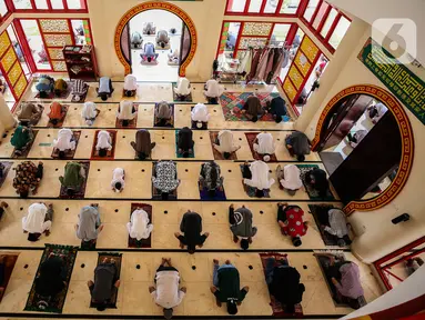 Umat muslim melaksanakan Sholat Jumat di Masjid Babah Alun Desari, Cilandak, Jakarta Selatan, Jumat (23/4/2021). Masjid yang dibangun oleh Muhammad Jusuf Hamka ini dibangun dengan arsitektur bergaya Oriental terlihat dari ukiran dan ornamen yang bergaya mandarin. (Liputan6.com/JohanTallo)