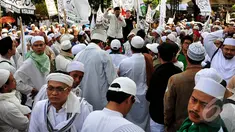 Massa Front Pembela Islam (FPI) dan Forum Umat Islam (FUI) kembali berdemo di depan Gedung DPRD DKI, Jakarta, (17/10/14). (Liputan6.com/Johan Tallo)