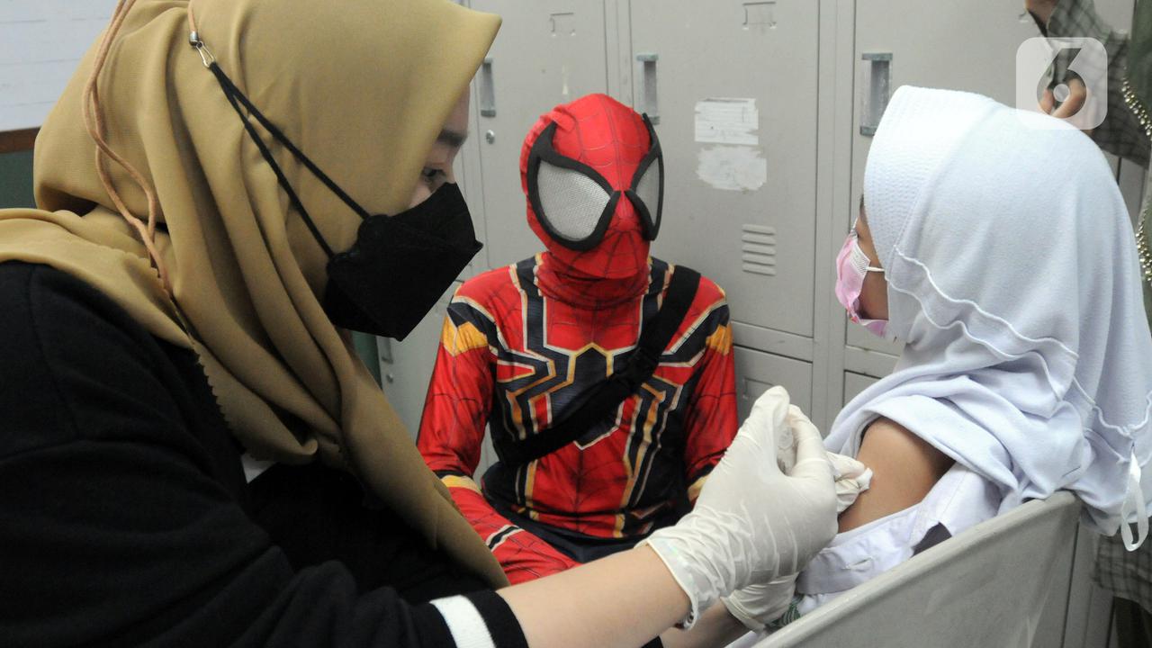 FOTO: Spiderman Dampingi Murid SD Disuntik Vaksin COVID-19