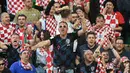 Antusias pendukung Kroasia pada laga kedua babak kualifikasi Piala Eropa 2020 Grup E yang berlangsung di Stadion Groupama Arena, Budapest, Senin (25/3). Kroasia kalah 1-2 kontra Hungaria. (AFP/Attila Kisbenedek)