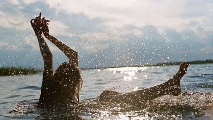 Ternyata Berenang Telanjang Sudah Legal di Paris