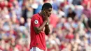 Striker Manchester United, Marcus Rashford, tampak kecewa setelah melakukan penalti saat melawan Crystal Palace pada laga Premier League di Stadion Old Trafford, Manchester, Sabtu (24/8). MU kalah 1-2 dari Palace. (AFP/Lindsey Parnaby)