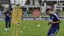 Pemain Olympique Lyon melakukan latihan di Decines-Charpieu Groupama, Prancis, Rabu (10/6/2020). Olympique Lyon melakukan persiapan Jelang leg kedua babak 16 besar Liga Champions melawan Juventus. (AFP/Jeff Pachoud)