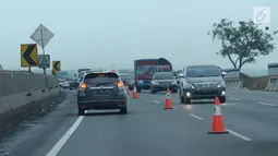 Kendaraan melewati lajur contra flow tol Jakarta-Cikampek, Jumat (22/12). Guna mengurangi kepadatan arus pada libur panjang Natal 2017, petugas menerapkan sistem contra flow mulai dari Cikarang Utama. (Liputan6.com/Helmi Fithriansyah)