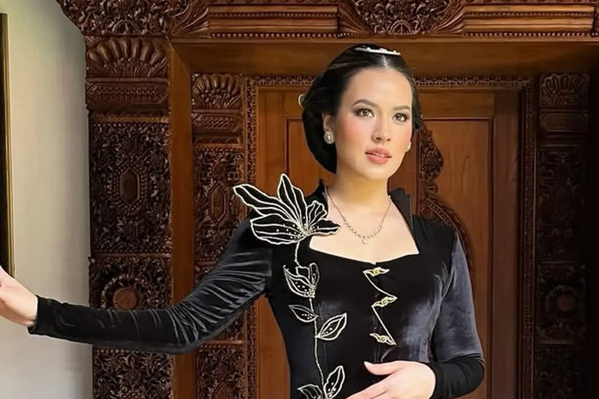 Pesona Raisa Dibalut Kebaya Velvet Hitam