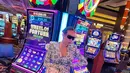 Di Vegas, Geogina Rodriguez kembali tas Rp3,8 miliar itu dengan balutan bodycon bermotif uang [instagram/georginagio]