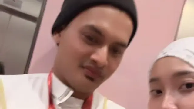 Yeni Inka Berhijab saat Umrah Bersama Suami dan Anaknya, Anggun dan Bikin Pangling