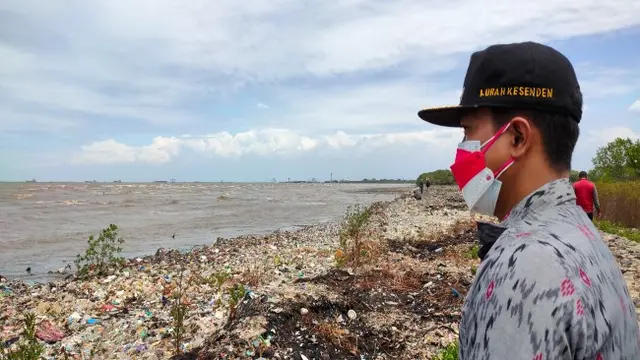 Kawasan Pantai Kota Cirebon Dikeruk Imbas Penumpukan Sampah