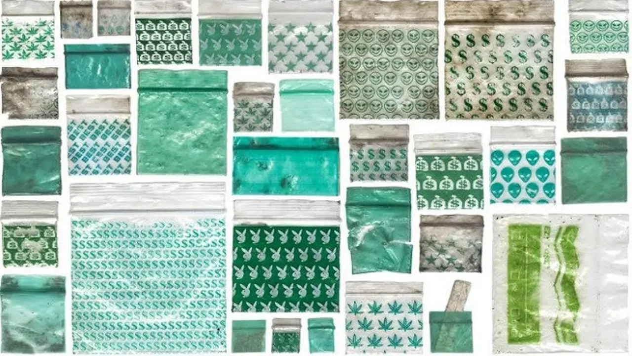 Kumpulkan kantong obat bekas untuk karya seni