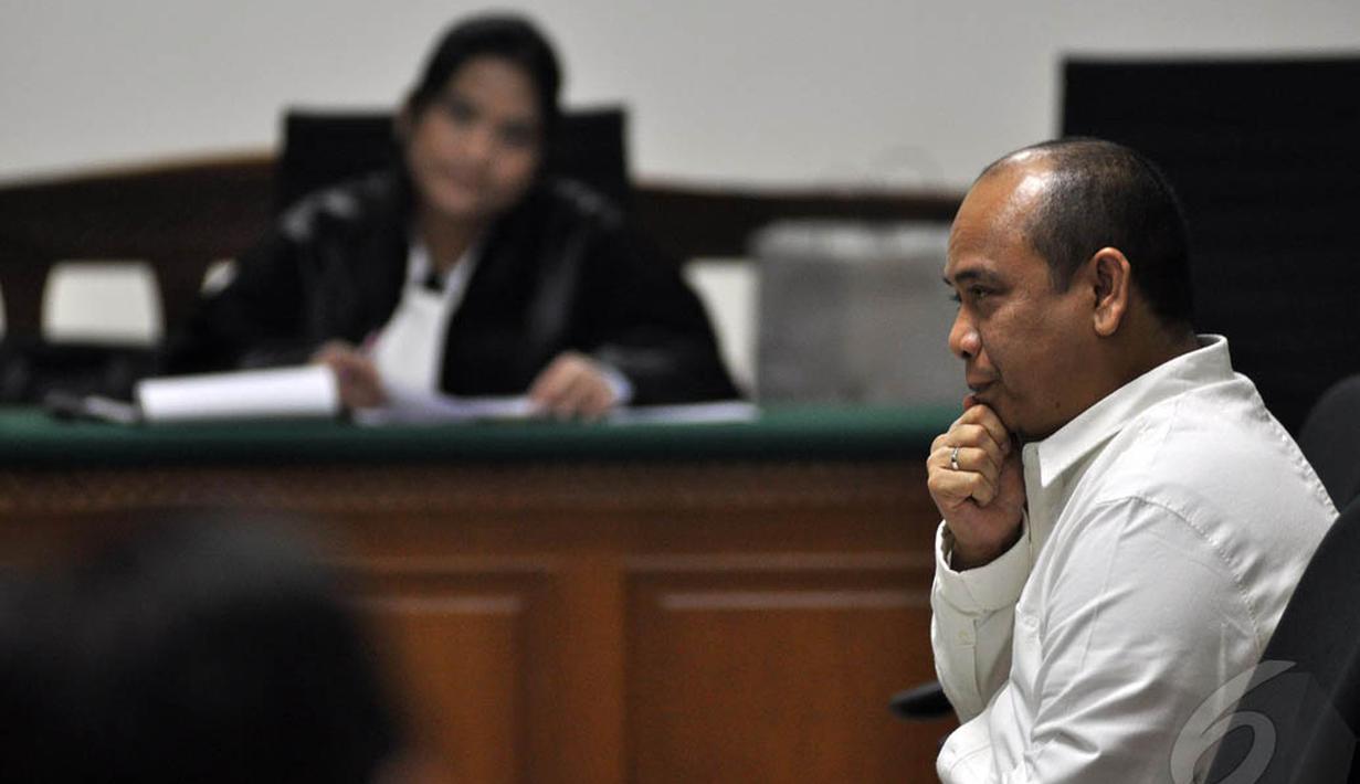 Terdakwa suap alih fungsi lahan, Gulat Manurung, menyimak dakwaan dari jaksa KPK di Pengadilan Tipikor Jakarta, Senin (15/12/2014). (Liputan6.com/Miftahul Hayat)