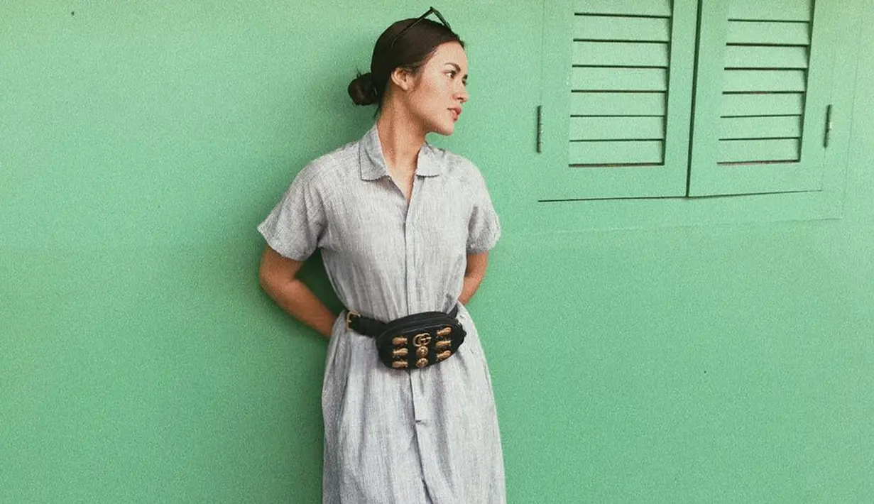 Penampilan santai Raisa ini juga menjadi sorotan. Pasalnya gaya klasik Raisa yang dilengkapi dengan kacamata ini membuat dirinya terlihat kece. Ia juga tak menggunakan aksesoris berlebih pada foto tersebut. (Liputan6.com/IG/@raisa6690)