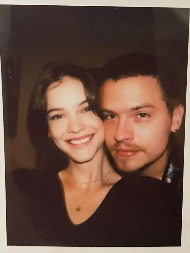 Potret Barbara Palvin dan Dylan Sprouse, Resmi Tunangan