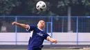 <p>Legenda Timnas Indonesia, Kurniawan Dwi Yulianto, bermain sepak bola bersama anak-anak SSB pada acara Dukung Generasi Emas Sepak Bola Indonesia bersama Aice di Pancoran Soccer Field, Jakarta Selatan, Selasa (25/7/2023). (Bola.com/M Iqbal Ichsan)</p>