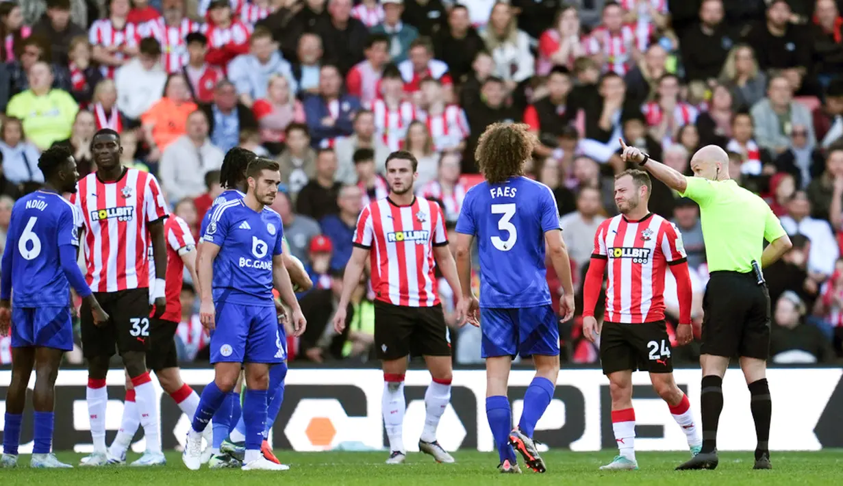 Pemain Southampton, Ryan Fraser, mendapat kartu merah saat melawan Leicester City pada laga pekan kedelapan Premier League 2024/2025 di Stadion St Mary's, Sabtu, (19/10/2024). (Adam Davy/PA via AP)