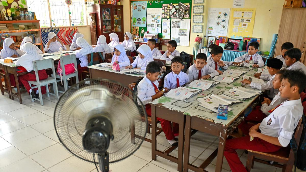 Guru SD di Sukabumi Diduga Bikin Konten Child Grooming, Menyuapi Siswi di Kelas