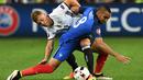 Perebutan bola antara pemain Prancis, Dimitri Payet, dengan pemain Jerman, Julian Draxler, pada laga semifinal Piala Eropa 2016 di Stade Velodrome, Marseille, Jumat (8/7/2016) dini hari WIB. (AFP/Franck Fife)