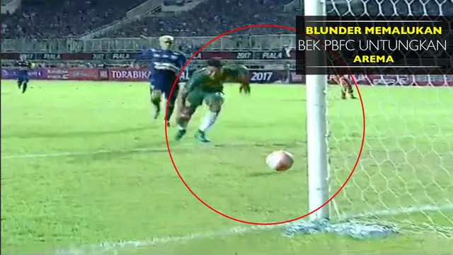 Bek PBFC melakukan blunder yang berakibat gol untuk lawannya, Arema FC.