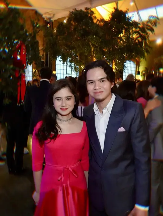 Di acara henna night, Tissa dan Dul tampil serasi dengan outfit formal yang elegan. [Instagram/tissabiani]