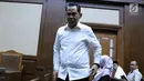 Bupati Hulu Sungai Tengah (HST) nonaktif, Abdul Latifbersiap menjalani sidang tuntutan di Pengadilan Tipikor, Jakarta, Senin (6/8). JPU KPK menyakini, Abdul Latif menerima suap Rp 3,6 miliar dan menuntut hukuman 8 tahun. (Liputan6.com/Helmi Fithriansyah)