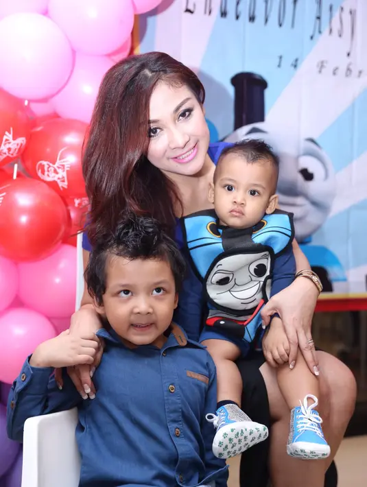 Perayaan ulang tahun Deva digelar secara sederhana bersama anak yatim. Harapannya, agar anak-anaknya bisa berbagi dengan sesama. (Andy Masela/Bintang.com)