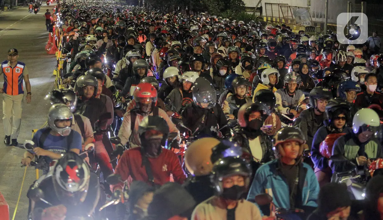 Di area parkir sebelum memasuki kapal, pemudik kendaraan roda dua memadati tujuh baris kantung antrean. (Liputan6.com/Herman Zakharia)