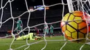 Bola tendangan Luis Suarez melesak ke gawang Eibar dalam laga La Liga Spanyol di Stadion Camp Nou, Barcelona, Senin (26/10/2015) dini hari WIB. (Reuters/Albert Gea)