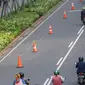 Warga bersepeda setelah jam kerja di jalur khusus sepeda kawasan Jalan Sudirman, Jakarta, Selasa (14/7/2020). Jalur sepeda bernama pop-up bike lane yang berada di sepanjang Jalan Jenderal Sudirman dan MH Thamrin berjarak sekitar 14 Km. (Liputan6.com/Fery Pradolo)
