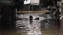 Warga melintasi banjir di Jalan Kebon Pala, Kampung Melayu, Jatinegara, Jakarta Timur, Rabu (7/2). Setelah sempat surut, banjir kembali merendam permukiman warga dengan ketinggian air mencapai sekitar 170 cm. (Liputan6.com/Arya Manggala)