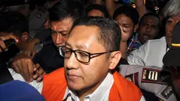 Puluhan pendukung langsung menyambut kehadiran Mantan Ketua Umum Partai Demokrat, Anas Urbaningrum di Pengadilan Tipikor, Jakarta, (24/9/14). (Liputan6.com/Miftahul Hayat)