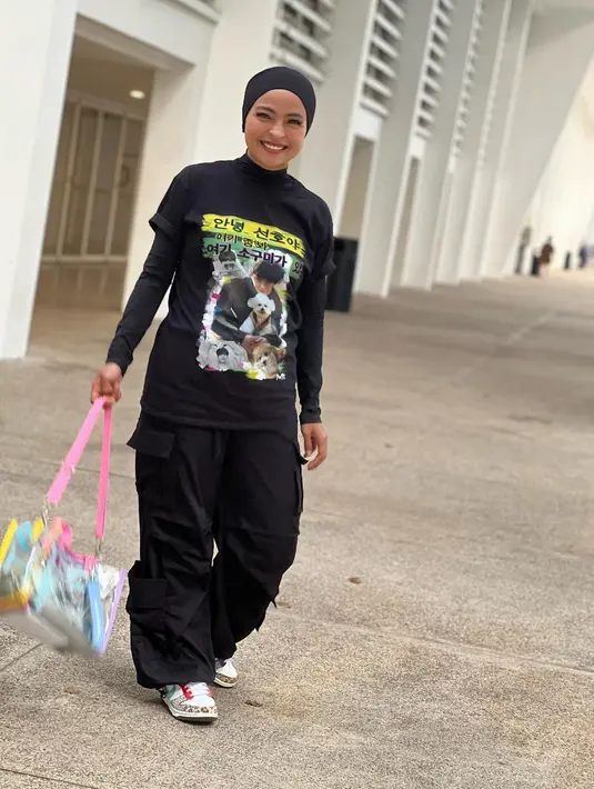 <p>Outfit Tantri Kotak memakai outfit serba hitam. Paling menarik adalah kaosnya yang bergambar sang idola. Sehari berlalu, Tantri masih belum move on dari keseruan fan meeting. (Foto: Instagram/ tantrisyalindri)</p>