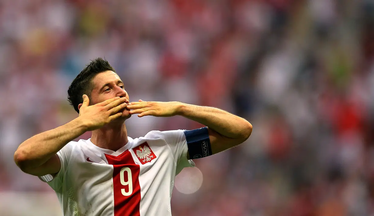 Striker Polandia, Robert Lewandowski memimpin klasemen pencetak gol terbanyak pada kualifikasi Piala Eropa 2016 dengan total 13 gol dalam 10 pertandingan. (AFP Photo/Andy Buchanan)