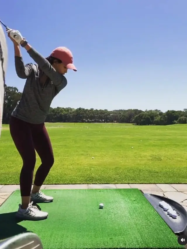 7 Gaya Maudy Ayunda saat Main Golf, Curi Perhatian
