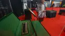 Ada 45 barang peninggalan Nabi Muhammad SAW dan para sahabat serta keluarga, mulai dari perlengkapan perang, hingga tongkat bisa dilihat masyarakat umum hingga 18 Maret 2026. Tampak dalam foto, pengunjung mengamati artefak Nabi Muhammad SAW dan para sahabat serta keluarga saat pameran di gedung Laga Satria, Pakansari, Cibinong, Kabupaten Bogor, Jawa Barat, Jumat (20/2/2026). (merdeka.com/Arie Basuki)
