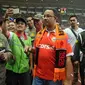 Calon Gubernur DKI Jakarta Anies Baswedan berjalan meninggalkan lapangan usai menonton pertandingan Persija VS Barito Putra di Stadion Patriot Bekasi, Sabtu (22/4). (Liputan6.com/Gempur M. Surya)
