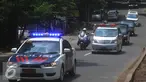 Iring-iringan kendaraan jenazah Ibunda pengusaha minyak Muhammad Riza Chalid, Hj Siti Hindun binti Ali Alkatiri melintas di Jalan Puri Mutiara menuju TPU Jeruk Purut, Jakarta, Senin (23/11). (Liputan6.com/Gempur M Surya) 