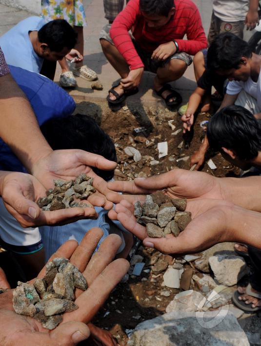 Sejumlah warga memperlihatkan batu yang diduga jenis giok di Kawasan Tomang, Jakarta, Sabtu, (9/5/2015). (Liputan6.com/Andrian M Tunay)