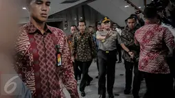 Presiden Jokowi meninjau Operasi Tangkap Tangan (OTT) yang dilakukan Polri di kantor Kementerian Perhubungan, Jakarta, Selasa (11/10). Jokowi langsung naik ke lantai 12 Dirjen Perhubungan Laut, salah satu TKP. (Liputan6.com/Faizal Fanani)