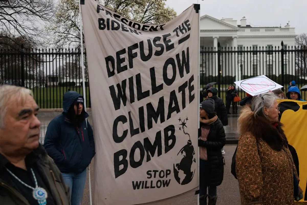 Demonstran berkumpul di dekat Gedung Putih Washington, D.C. pada 3 Maret 2023, menuntut agar Presiden Biden menghentikan Rencana Pembangunan Utama Willow.