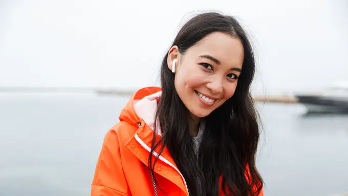 jas hujan orange tersenyum bahagia dewasa